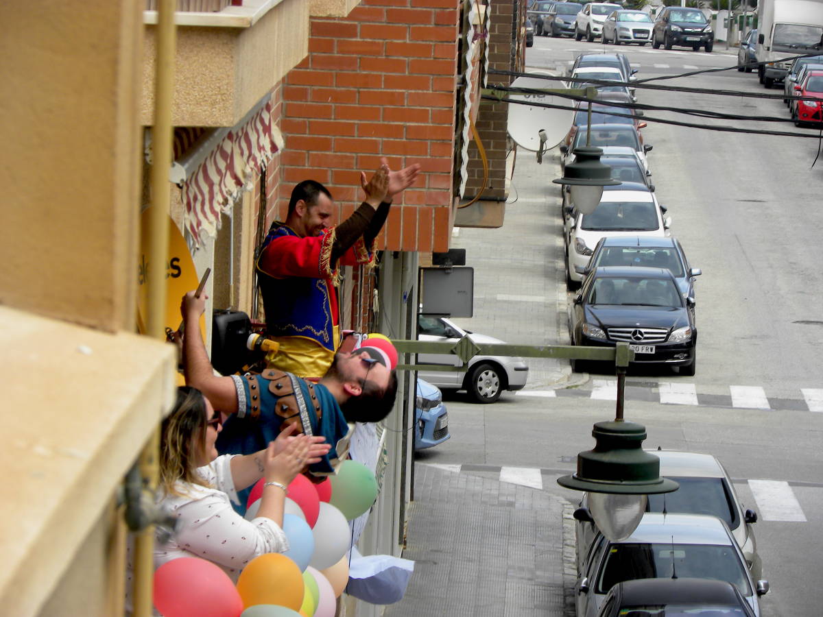 Los alcoyanos celebraron las fiestas igualmente desde sus balcones, incluso cantaron el Himne. Foto: David Córdoba