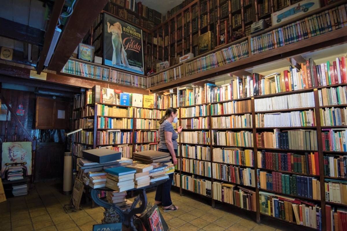 La librería Raíces, de Alicante, también abre con las debidas medidas de precaución. FOTO: Rafa Molina