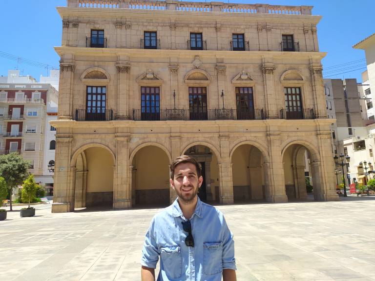 Fernando Navarro, en la plaza Mayor, con el edificio del Ayuntamiento de Castelló al fondo.