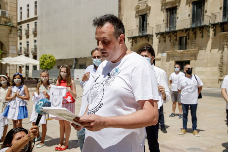 Lectura del manifiesto del gremio de artistas como acto simbólico por el día de la 'plantà'. FOTOS: Pepe Olivares