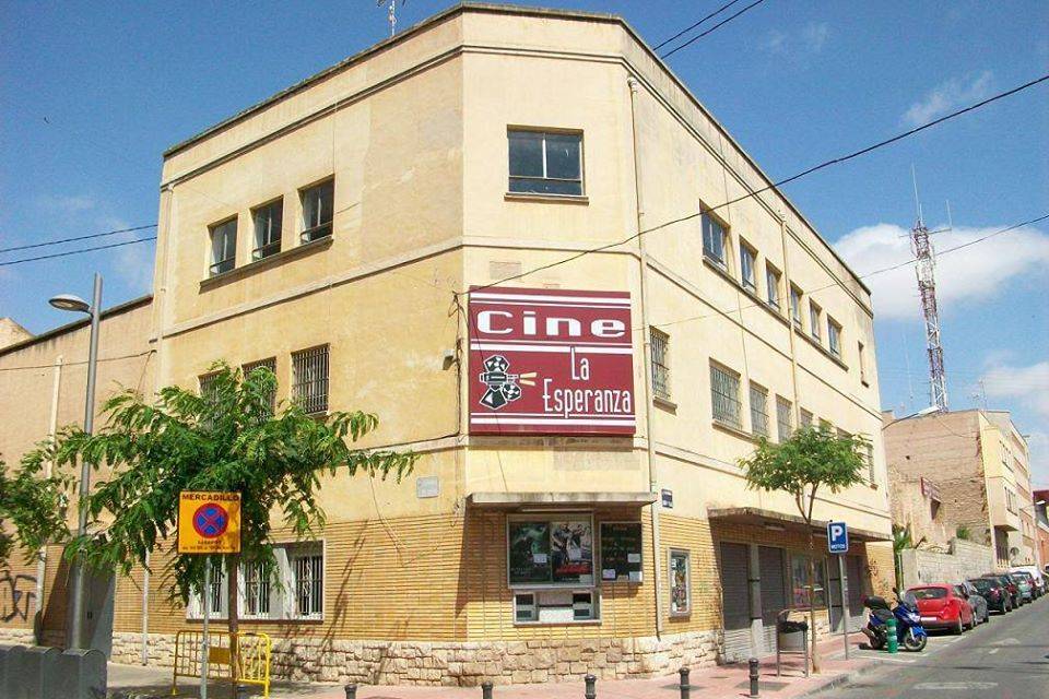 Cines La Esperanza, en San Vicente del Raspeig, una de las primeras terrazas en abrir sus puertas, el viernes 19 de junio