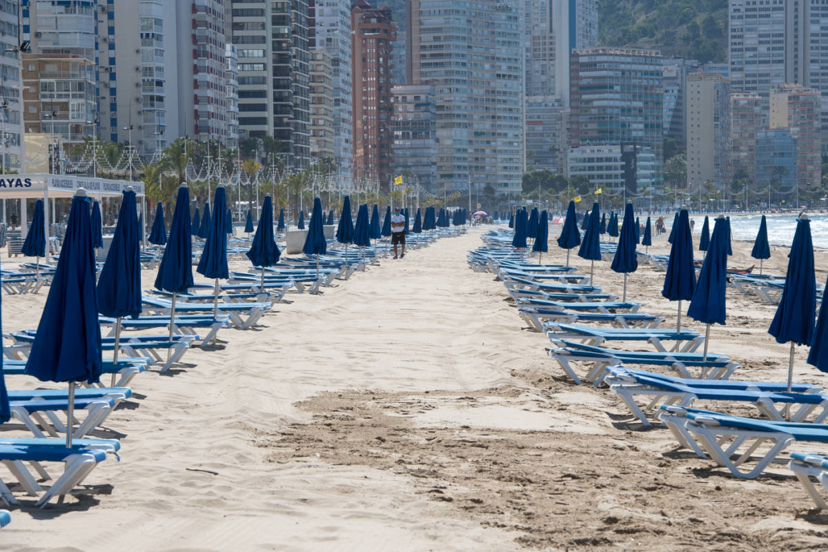 La playa de Levante en el primer día de apertura tras el confinamiento. Foto: RAFA MOLINA.