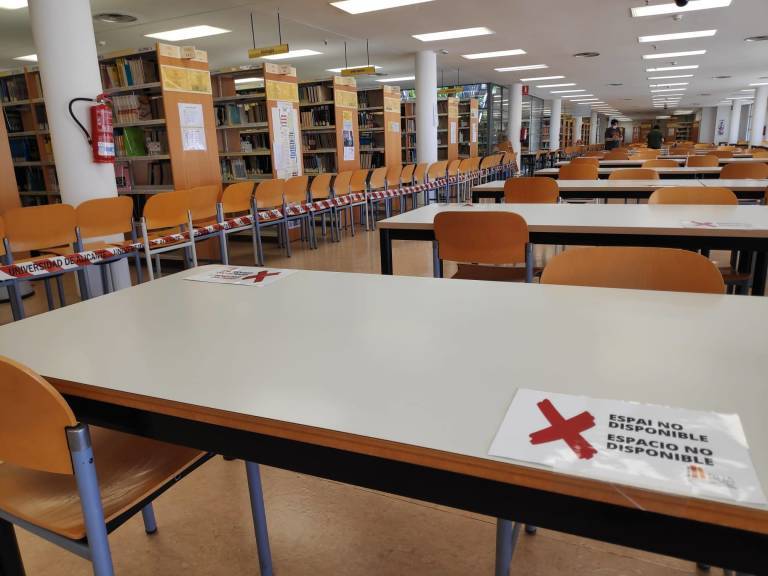 Biblioteca de la UA con el espacio limitado, en una imagen del confinamiento. Foto: UA
