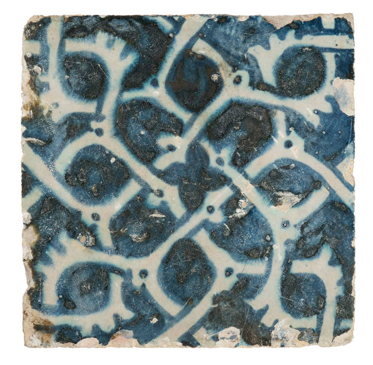Azulejo gótico de “tibias” o “huesecillos”. Siglo XV