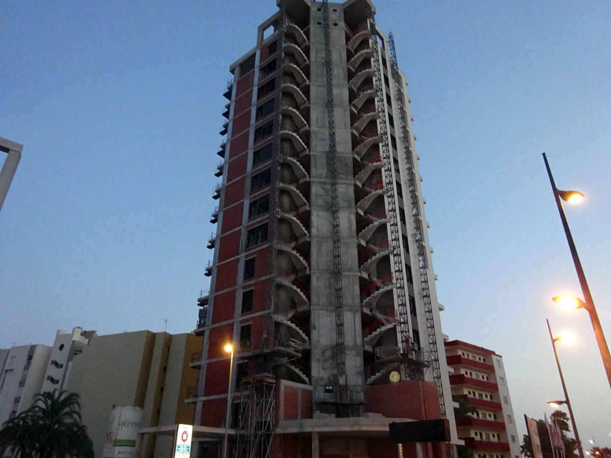 Edificio de Arenal Suites, con 14 alturas. Foto: A.S.