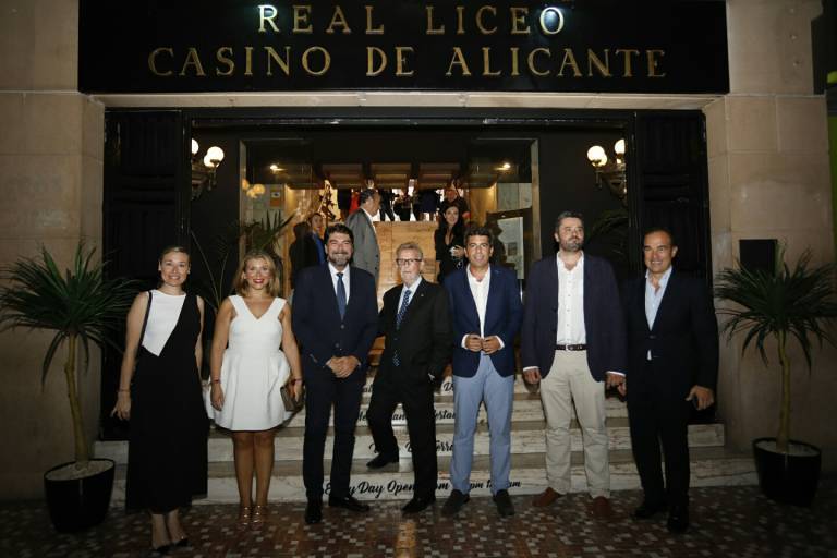 Jordi Vilaplana, con Galant, Barcala, Mazón, Sánchez y Peral en la inauguración de Xicranda. Foto: AP