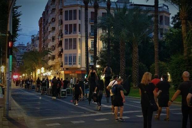 Transcurso de la manifestación, por la calle San Vicente, hacia la plaza del Ayuntamiento. FOTO: AP