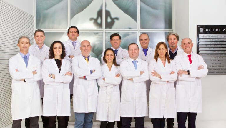 Equipo médico de Oftalvist, con el doctor Pedro Taña en el centro de la segunda fila