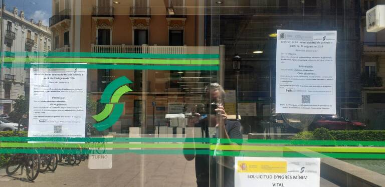 Oficina cerrada de la Seguridad Social en València después del confinamiento. 