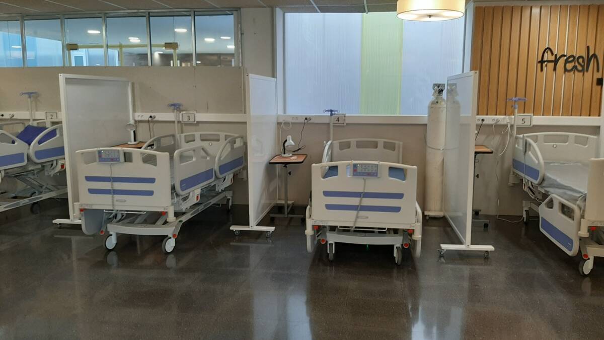 Camas hospitalarias en la cafetería del hospital de Elche. Foto: AP