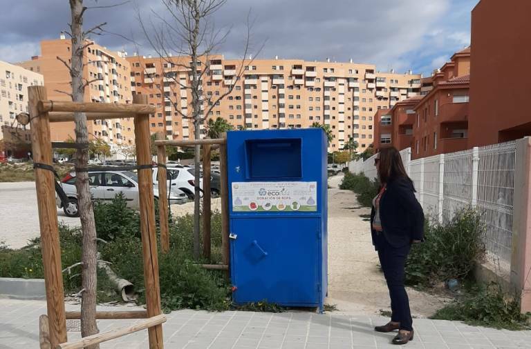 Uno de los contenedores sin permiso municipal cuya proliferación denuncia el PSPV de Alicante. Foto: AP