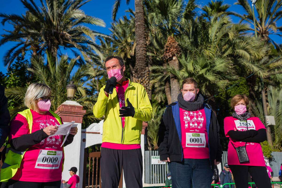 Elche moviliza a más de 3.000 personas en su 'marea rosa' contra el cáncer  de mama - Alicanteplaza