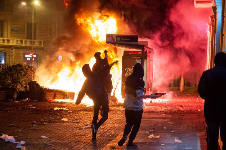 Manifestantes durante los disturbios en Barcelona de 2019. Foto: DAVID ZORRAKINO/EP