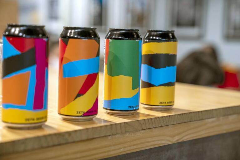 La cervesa Zeta Beer va llançar una edició especial amb l'etiquetatge dissenyat a un laboratori de Trampolín