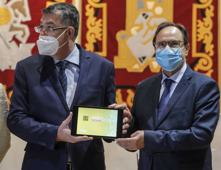 El conseller de Hacienda de la Generalitat Valenciana, Vicent Soler (d), y el presidente de Les Corts, Enric Morera (i) - FOTO: Rober Solsona - Europa Press