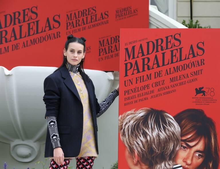 La actriz Milena Smit posa en el photocall de ‘Madres Paralelas’. Foto: Marta Fernández Jara/ EP
