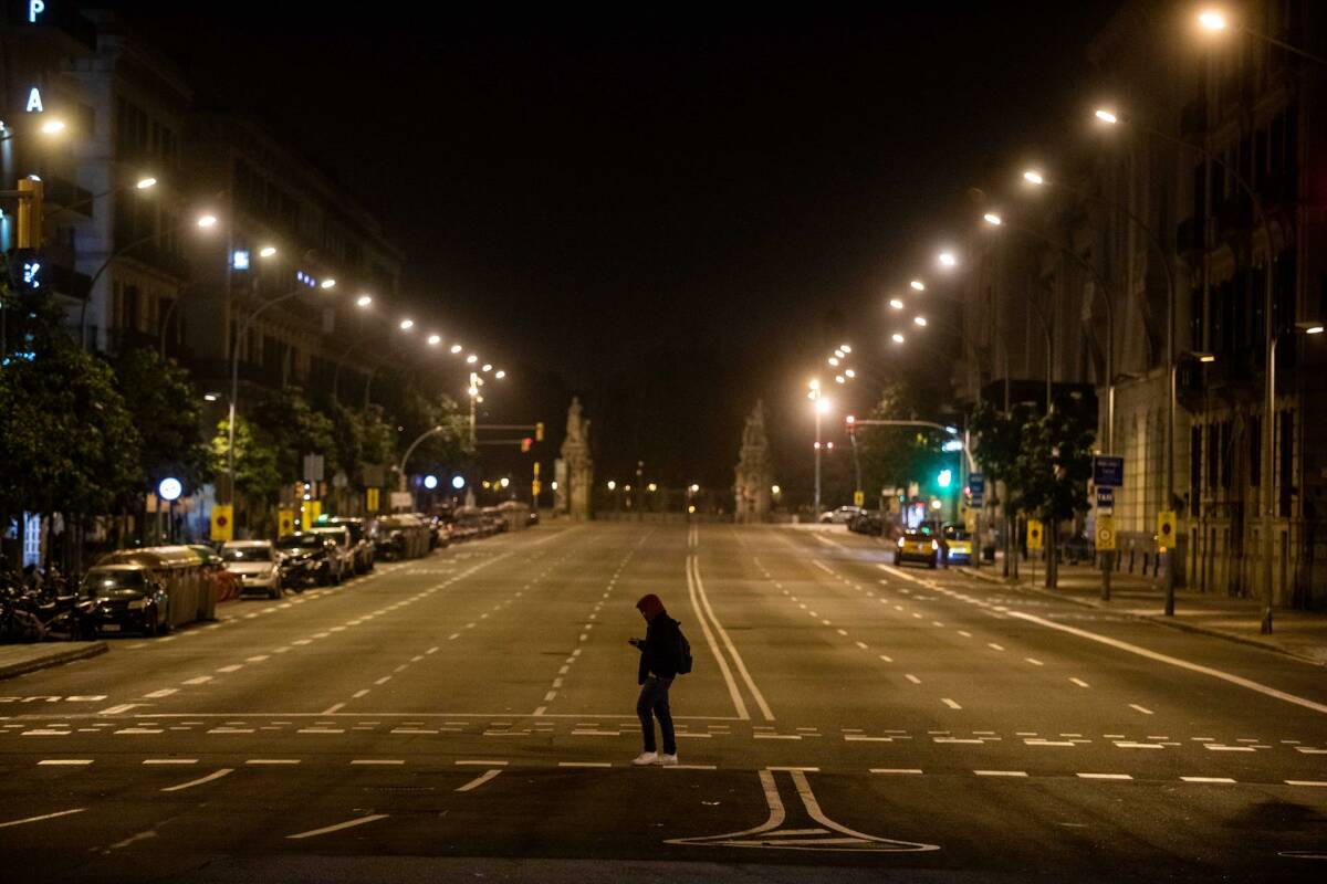 Avenida en Barcelona tras el toque de queda. Foto: KIKE RINCÓN/EP
