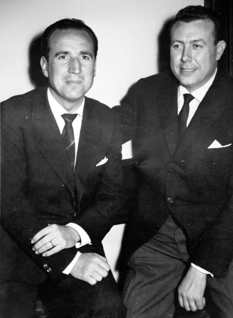 Joan Alfons Gil Albors i Anfós Ramon, en rebre els premis València 1963 de teatre i literatura, respectivament