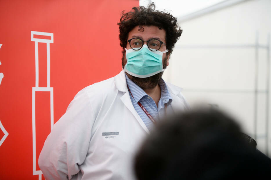 El jefe del operativo de vacunación en el hospital de campaña anexo a La Fe, Juan Beltrán. Foto: KIKE TABERNER