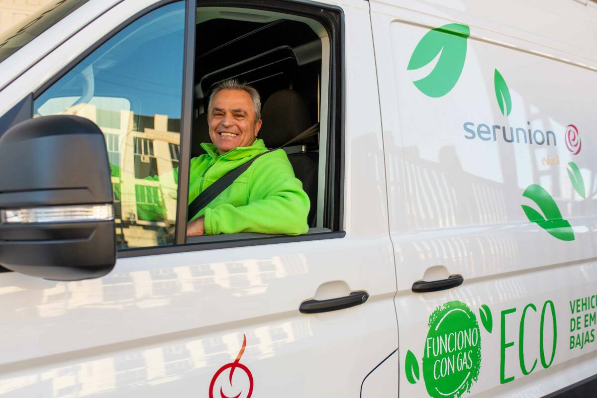 Trabajador de Menjar a casa Serunion en una furgoneta de la nueva flota ecológica.