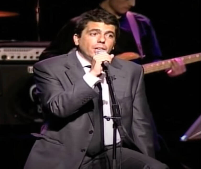Carlos Mazón como cantante y componente del grupo Marengo.