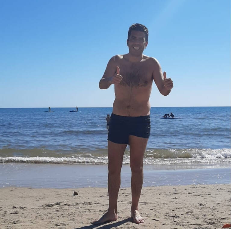 Carlos Mazón tras darse un baño en la playa.