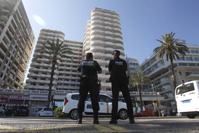 Dos policías locales hacen guardia frente al hotel Palma Bellver. Foto: ISAAC BUJ/EP