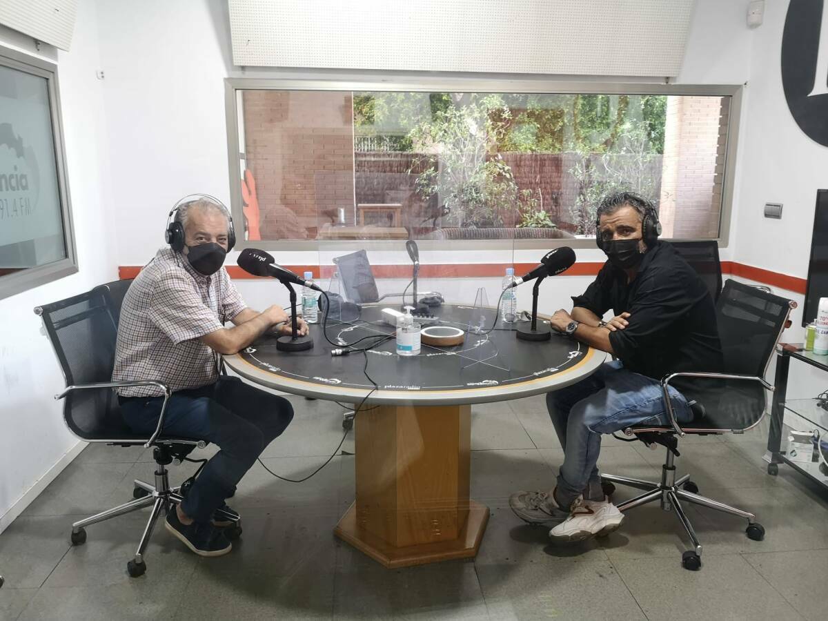 Salvador Peiró (Fisabio) y Rafa Toledo en el estudio de Plaza Radio. Foto: VP