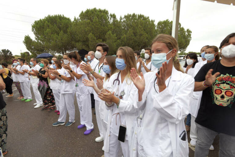 Concentración en el hospital de la Plana contra el tratamiento con ozono. Foto: ANTONIO PRADAS