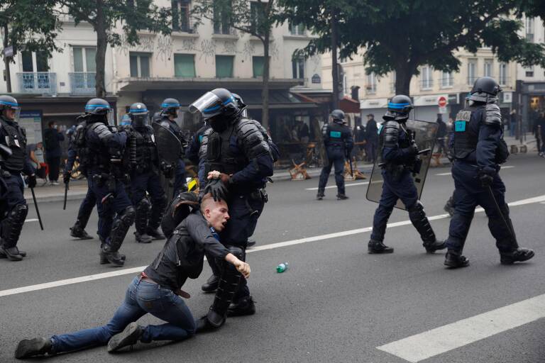 Protestas en París contra la obligatoriedad del pasaporte Covid para entrar en cines o restaurantes. Foto: Geoffroy Van Der Hasselt /AFP/Dpa