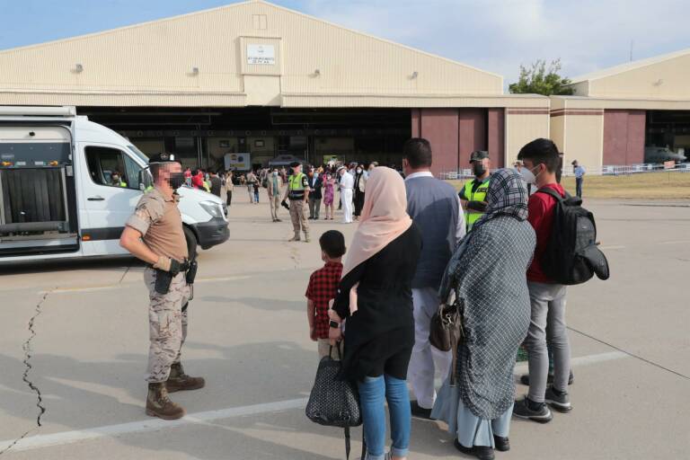 Un total de 292 personas evacuadas desde Afganistán llegan a la Base Aérea de Torrejón. Foto: MINISTERIO DE DEFENSA