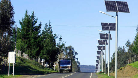 Farolas con energía solar en una carretera rural, en una imagen de archivo. Foto: TWENERGY