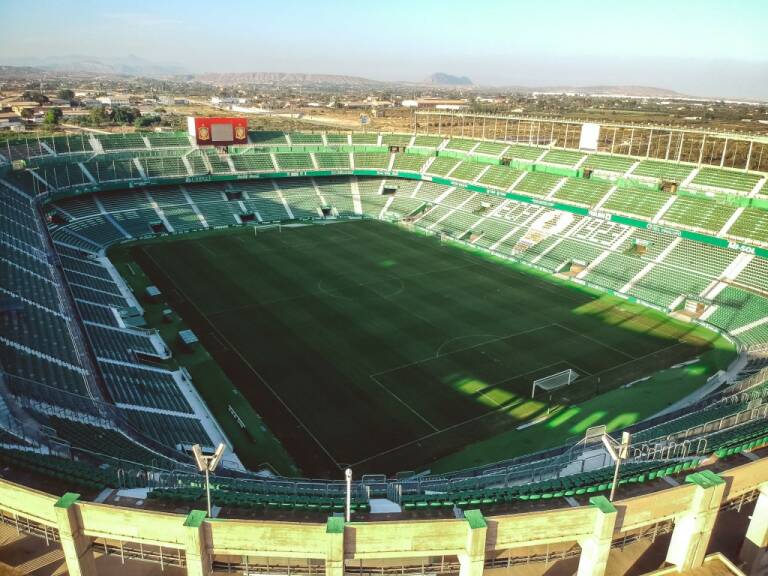 El estadio Martínez Valero cumple 45 años mientras atraviesa su mejor  momento - Alicanteplaza