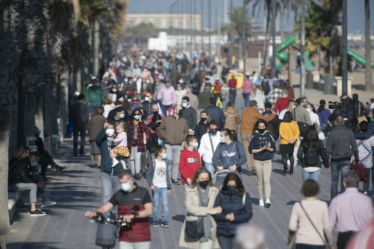 Gente pasea por la playa de La Malvarrosa el día de año nuevo. Foto: KIKE TABERNER