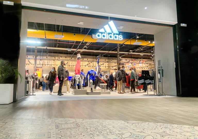 El Outlet de Vicente redobla su oferta deportiva con el fichaje de Adidas en 880 metros de tienda - Alicanteplaza