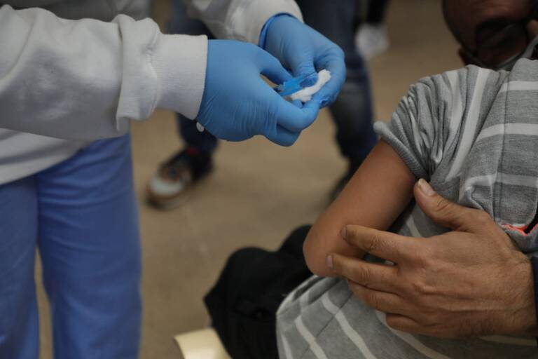 Vacunación en el CEIP Antonio Machado de València. Foto: GVA
