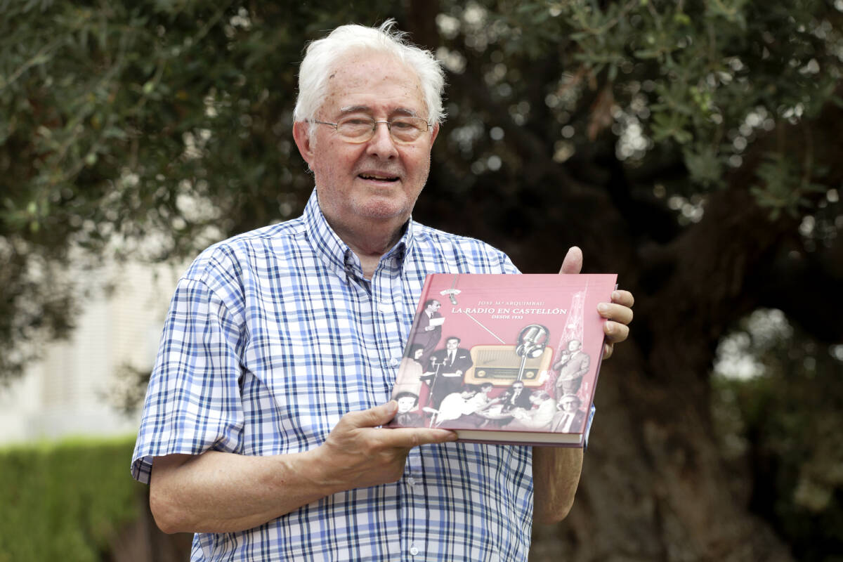 Arquimbau con su último libro entre manos, ante un olivo que le regalaron sus hijos por su 70 aniversario.