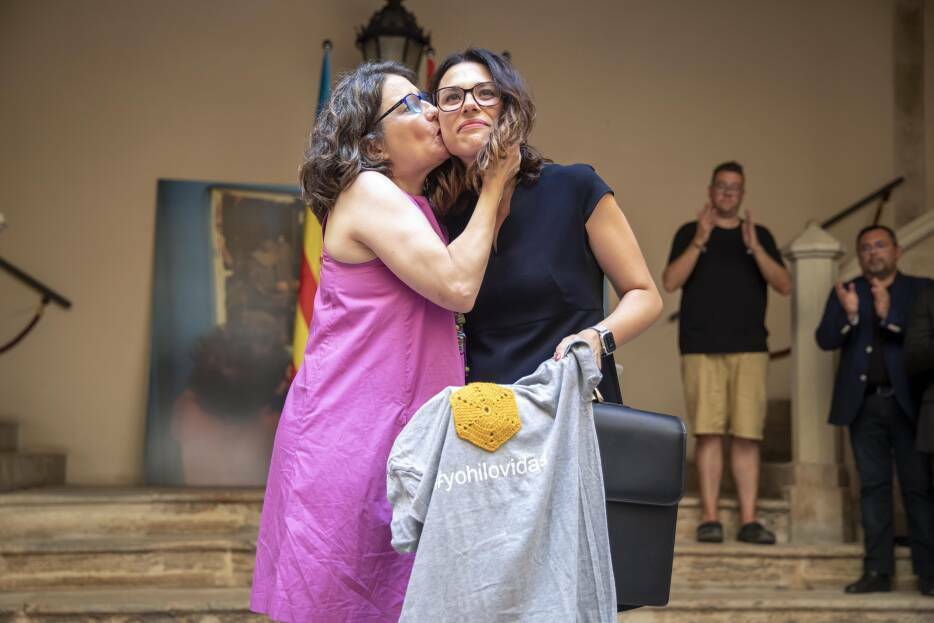 Oltra y Aitana Mas en el traspaso de cartera. Foto: MARGA FERRER
