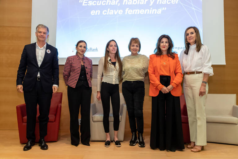 Participantes del encuentro 'Escuchar, hablar y hacer en clave femenina' de Caixabank en Alicante.