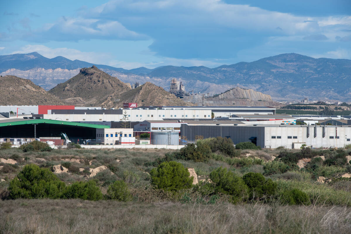 Vista del área industrial de Las Atalayas, con la cementera de San Vicente al fondo. FOTO: Rafa Molina.