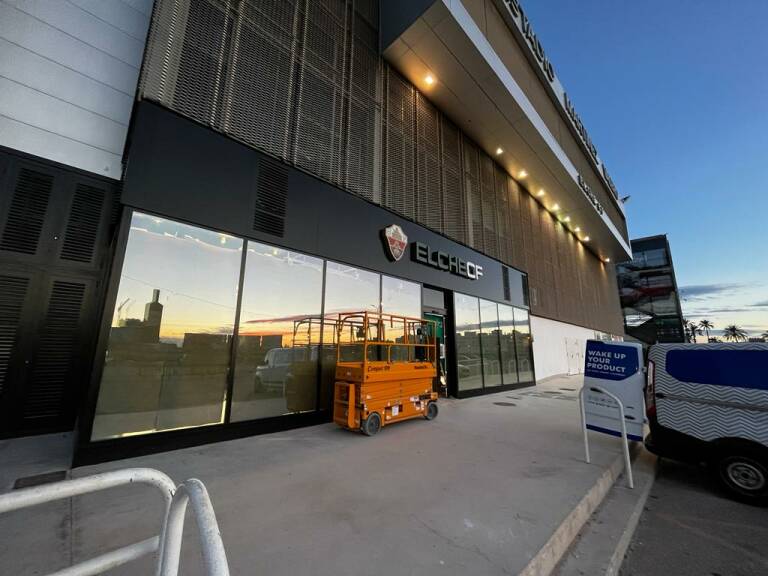 Intuición Hostil importante La nueva tienda oficial del Elche en los bajos del Martínez Valero abre sus  puertas este jueves - Alicanteplaza