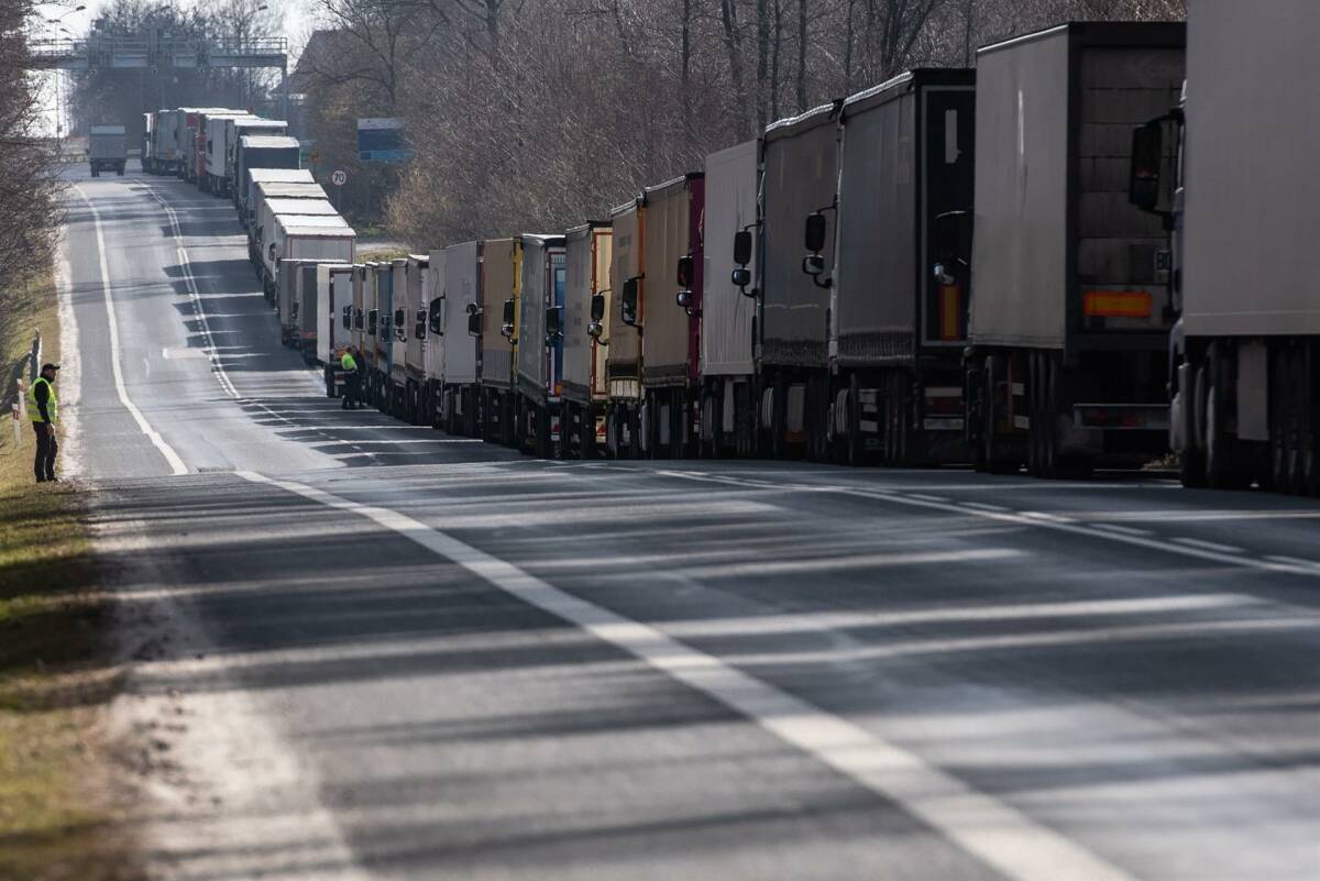Camiones detenidos en Dorohust (Ucrania) en la frontera con Polonia. Foto: EFE/EPA/WOJTEK JARGILO