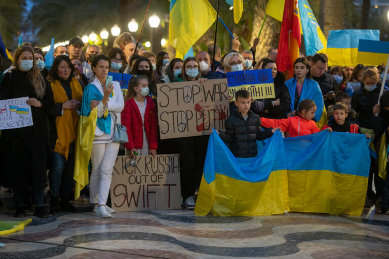 Protesta de ciudadanos de Ucrania en Alicante contra la guerra. FOTO: Rafa Molina.