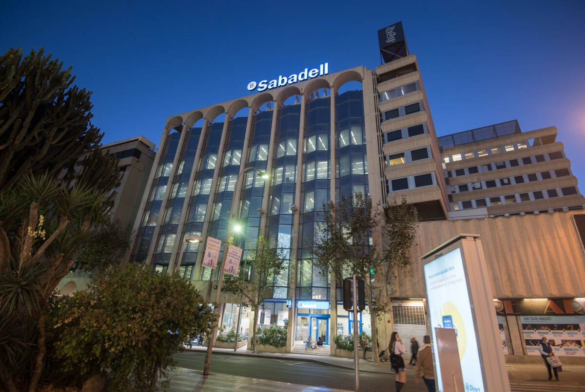 Sede del Banco Sabadell en Alicante, en una imagen de archivo. Foto: RAFA MOLINA