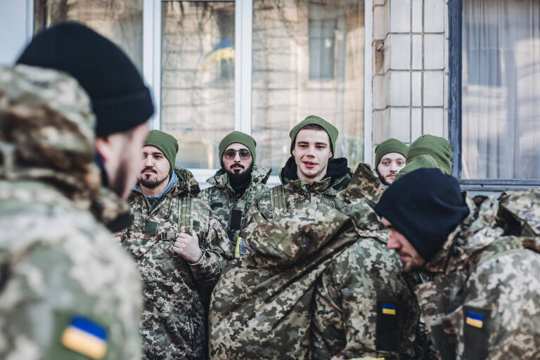 Soldados por las calles de Kiev. Foto: DIEGO HERRERA/EP