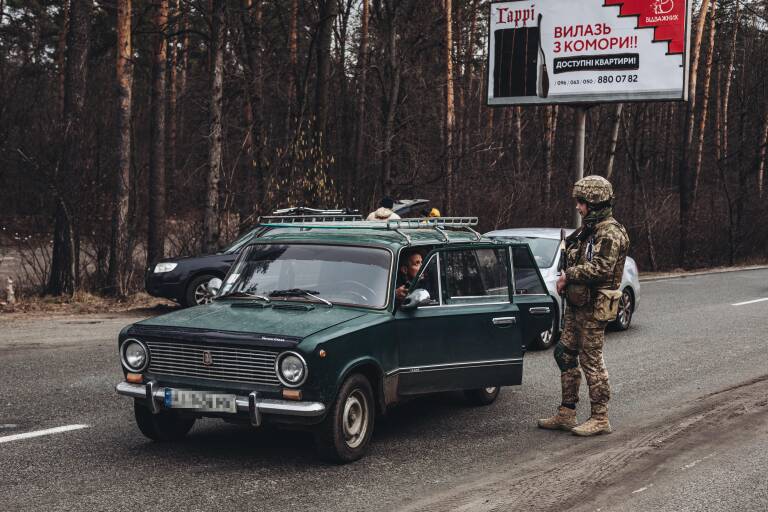 Un soldado del ejército ucraniano comprueba la documentación de un civil. Foto: DIEGO HERRERA/EP