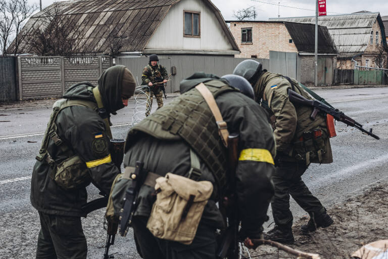 Varios soldados del ejército ucraniano colocan una alambrada. Foto: DIEGO HERRERA/EP