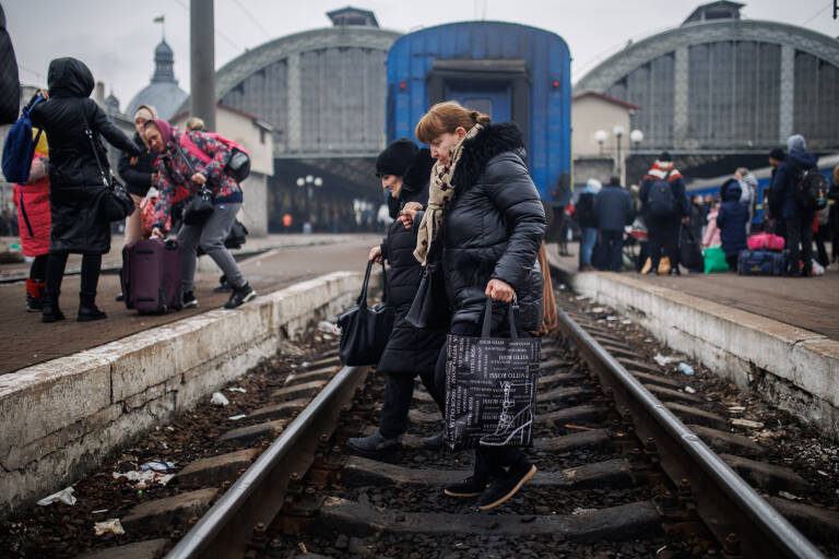 Dos mujeres cruzan las vías a 4 de marzo de 2022, en la estación de tren de Lviv (Ucrania). Foto: ALEJANDRO MARTÍNEZ VÉLEZ/EP