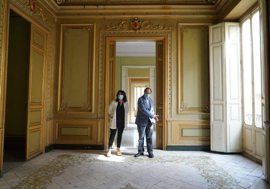 El conseller Soler y la directora general de Patrimonio, Isa Castelló, en la visita al Palau de Tremolar. Foto: EDUARDO MANZANA