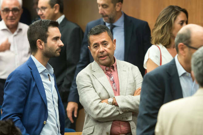  Juan Alcaraz, en el centro, acompañado del CEO de Aligrupo, Daniel Torregrosa. Foto: PEPE OLIVARES
